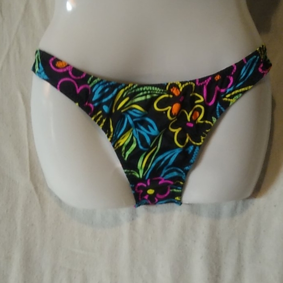 Bikini - Picture 2 of 6